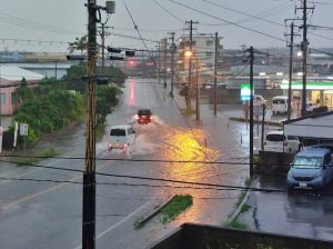 宮古島地方は大雨で道路が冠水した＝18日、平良東仲宗根