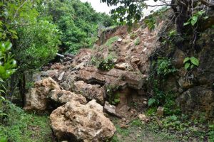 石積みが崩落し土砂やブロックなどが道路を覆っている＝２３日、平良西仲宗根