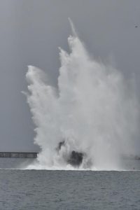 不発弾の海中爆破処理で約20㍍の水柱が上がった＝28日、平良港から撮影