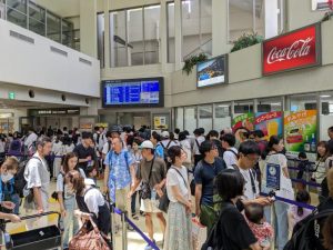 保安検査場前は多くの観光客らでごった返した＝６日、宮古空港