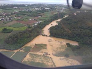 大野山林付近でも大規模な冠水が見られた＝２１日、多良間発のＲＡＣ機内から撮影（提供）