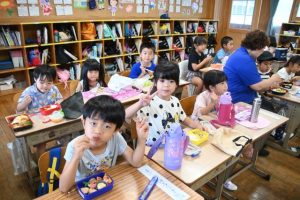 友人同士でおやつや弁当を楽しそうに食べる児童たち＝２日、平良第一小学校