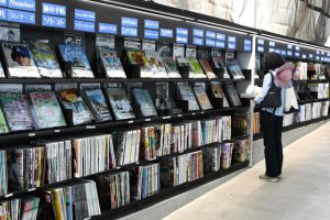 館内の雑誌がパソコンやスマホから読めるようになった＝７日、市立図書館