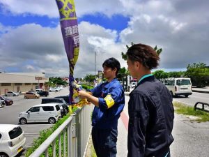 県の職員が違法占用物や違反広告物を撤去した＝３０日、市内