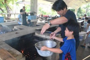 それぞれの家族で楽しんでいた野外炊飯＝４日、宮古青少年の家