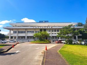 建て替えのため８月末で閉館する市総合体育館＝９日、平良東仲宗根