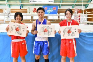 宮古勢の優勝者の皆さん。（左から）女子フライ級の西里、男子ライト級の吉永、女子バンタム級の野原＝２０日、宮古総合実業高校武道場