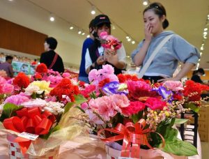 母の日のプレゼント用にと店内には色とりどりの盛り花が陳列された＝１１日、市内の大型スーパー