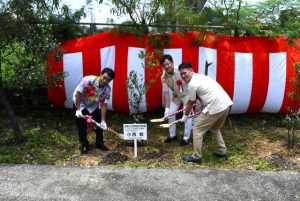 クロキに土をかぶせる（左から）横山理事長、小西会頭、名嘉会長＝３１日、ＪＣ会館