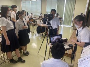 イタリアに留学中の守屋さんや現地の高校生と交流を行った宮高の生徒たち＝１５日、宮古高校