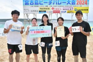 上位グループの決勝トーナメントで優勝した「ハイサイ」のメンバー＝２日、下地与那覇の前浜ビーチ