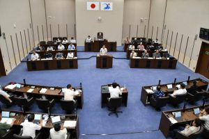 津波警報や大雨被害など自然災害の対応について質疑が集中した一般質問＝１９日、市議会議場