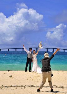 ビーチでは夏を満喫する観光客と新婚の夫婦が宮古島の海と空に包まれて記念撮影をする姿も見られた＝２９日、前浜ビーチ