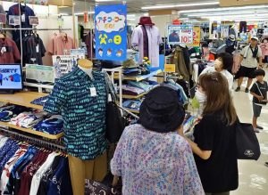 ポップで「父の日」をＰＲする衣料品売り場＝１５日、サンエーショッピングタウン宮古衣料館