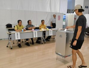 県議選の期日前投票が始まり有権者が１票を投じた＝８日、市役所