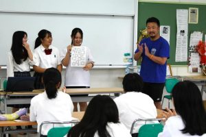 大塚さん（右）と体験した遊びを発表する生徒たち＝６日、宮古総合実業高校