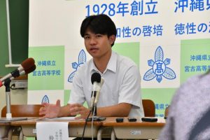 沖縄全戦没者追悼式で朗読する「これから」について説明する仲間さん＝１４日、宮古高校