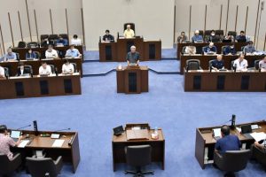 提出した19件について説明する座喜味市長＝12日、市議会議場