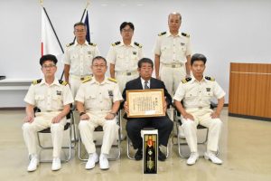 感謝状が贈呈された長濱さん（前列右から２人目）と関係者ら＝１０日、宮古島海上保安部