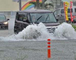 大雨による冠水が発生した道路＝１日、ファミリーマート宮古工業高校前