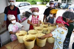 分担してみそづくりに取り組む参加者＝８日、池間小中学校