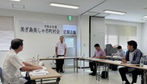 座喜味市長（奥）や伊良皆村長（前列左）らが出席し、宮古・八重山圏域の5市町村の共通課題などをまとめた＝9日、与那国町複合型公共施設（提供写真）