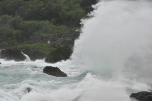 遊歩道を覆うほどの大波が打ちつけられていた＝24日、城辺友利のイムギャー