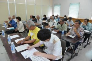 保護観察対象者との対応などについて説明を受ける参加者ら＝29日、平良西里のやまと商事