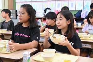 生産者による食材の紹介動画を見ながら給食を味わった児童たち＝１０日、下地小学校