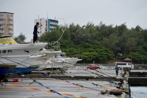 台風が近付く島内では、市民が台風対策に追われていた＝２３日