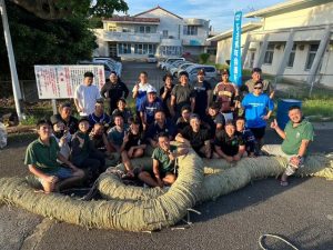 多くの会員らが参加し、本綱を完成させた＝14日、カママ嶺公園駐車場（提供写真）