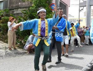 島の繁栄を願うクイチャーを奉納し宮古島夏まつりが始まった＝26日、漲水御嶽