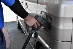 ガソリンの価格が高値傾向となっている市内のガソリンスタンド＝１０日