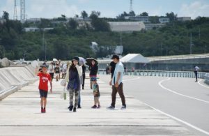 クルーズ岸壁でウオーキングを楽しむ家族連れ＝14日、平良港クルーズ岸壁