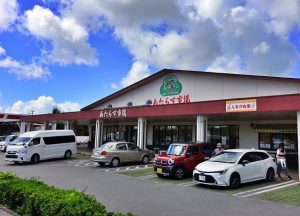 ２０２３年度の販売高、来店者数ともに過去最高を更新した「あたらす市場」＝１８日、平良西里