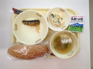 平良の小中学校で最後のパンメニューとして提供された18日の給食（提供）