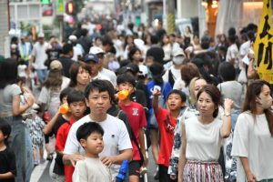 多くの市民や観光客らが訪れ、夏まつりを楽しんだ＝26日、西里通り