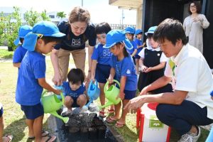 矢部理事長（右）と一緒に種植えを行った園児たち＝１６日、はなぞのこどもえん