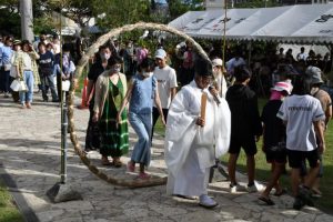 「茅の輪」をくぐる参拝者ら＝６月３０日 宮古神社