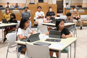 プログラミングソフトを使って楽しく学習した児童たち＝26日、宮古島ＩＣＴ交流センター