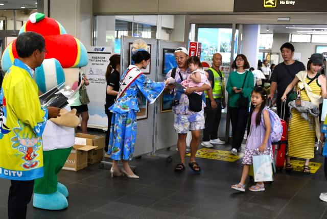 空港で観光客を歓迎／市、観光協会など