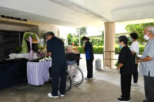 納骨堂の祭壇に花を手向けてみ霊を慰める参列者＝16日、宮古南静園