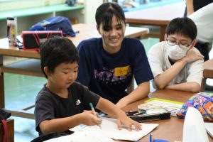 高校生が小学生の夏休み宿題をサポートした＝３日、宮古青少年の家ピロティ