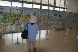 地震や津波についてのパネルが展示されている＝30日、市役所