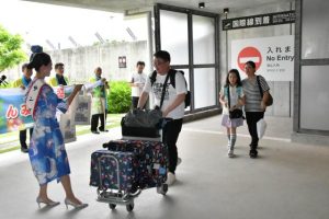 荷物を抱えて到着ロビーから出てきた観光客ら＝下地島空港（資料写真）