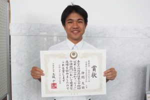 詩部門（高校生の部）の最優秀賞として表彰された仲間さん（宮高３年）＝24日、県平和祈念資料館・糸満市