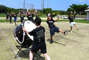 「大根踊り」の練習に励む東京農大応援団＝29日、城辺総合運動公園