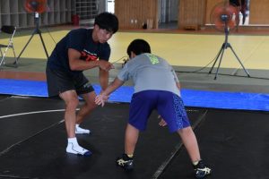 実技指導を行う乙黒さん（左）と凛々人さん ＝24日、宮古工業高校体育館２階武道場