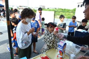 かき氷を手にする子ども＝10日、ひらら児童館