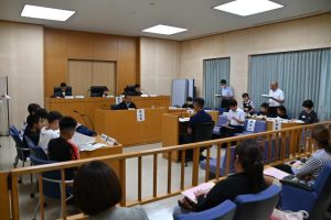 実際に裁判が行われる法廷で模擬裁判を行った子どもたち ＝13日、那覇地方裁判所平良支部